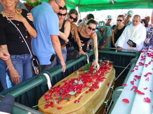 Cantor Wando é enterrado em Belo Horizonte no fim da manhã desta quinta-feira (9). (Foto: Alex Araújo/G1)