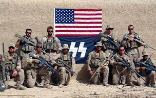 O Corpo de Fuzileiros Navais dos Estados Unidos (USMC, na sigla em inglês) entrou em uma nova polêmica após vazar na internet uma foto na qual um grupo de seus militares posa diante de uma bandeira nazista no Afeganistão. (Foto: AP/knightarmco.com)
