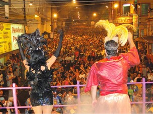 Carnaval no trio elétrico Batatão em Taquaritinga, SP (Foto: Leadro Mira)