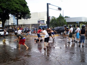 Tradicional guerra d´água no carnaval em Ponta Porã, MS (Foto: Thiago Salvador/prefeitura)