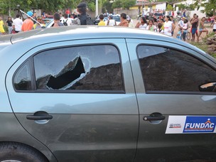 Carro que conduzia internos foi alvejado por criminosos  (Foto: Walter Paparazzo/G1 PB)