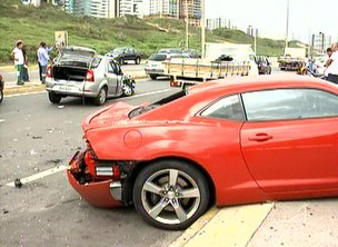 Camaro teve traseira destruída após acidente na orla (Foto: Reprodução/TV Mirante)