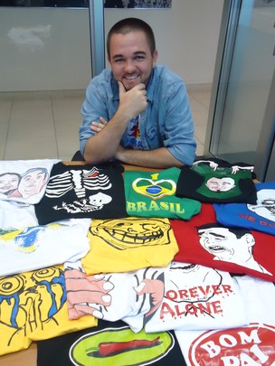 Marcelo Ostia com as camisetas personalizadas: felicidade (Foto: Adriane Souza/G1)