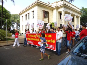 Grupo se reuniu na praça Frei Baraúna para iniciar passeata (Foto: Adriane Souza/G1)