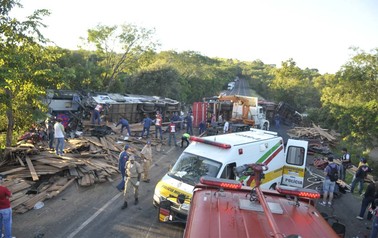   Um acidente entre uma carreta e um ônibus deixou mais de 20 mortos na BR-282, em Santa Catarina. (Foto: Sirliane Freitas/Agência RBS)