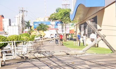 Acidente derruba três postes em Cuiabá (Foto: Denise Soares/G1 MT)