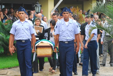 Corpo de piloto de avião que caiu no Recife é sepultado em Jaboatão dos Guararapes (Foto: Bobby Fabisak/JC Imagem/AE)