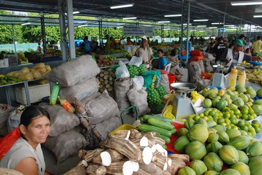Feirão é opção para compra de frutas e legumes baratos (Foto: Jimmy Christian/ Ascom Sepror)