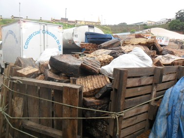 Balsa chega a Manaus com 30 toneladas de borracha natural.  (Foto: Alan Chaves)