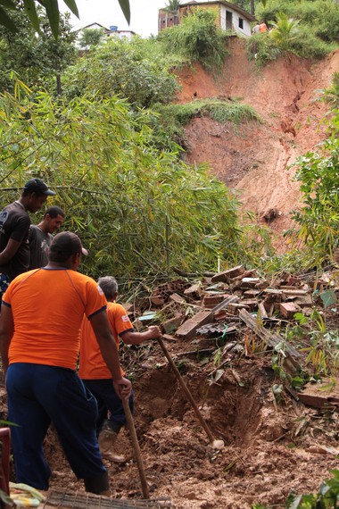 Deslizamento deixa quatro mortos em Camaragibe (Foto: Helia Scheppa/JC Imagem/AE)