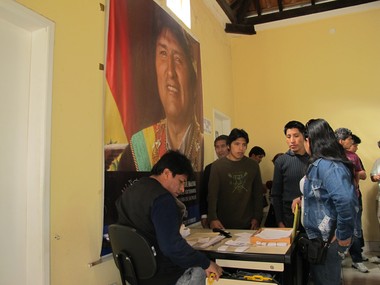 Painel com foto do presidente da Bolívia Evo Morales na unidade consular em São Paulo (Foto: Kleber Tomaz / G1)