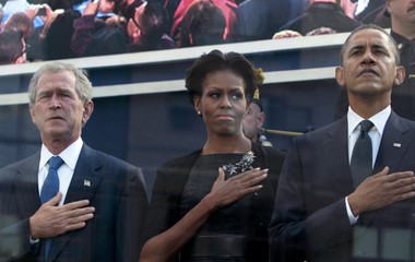 George W. Bush, Michelle Obama e Barack Obama saúdam a bandeira em cerimônia de homenagem às vítimas dos atentados de 11 de setembro de 2001 (Foto: Noah K. Murray/Reuters)