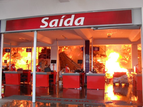 Incêndio Feira de Santana (Foto: Site Acorda Cidade)