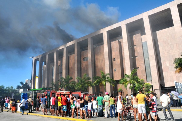 Incêndio atingiu prédio de fórum no Recife (Foto: Aldo Carneiro/AE)