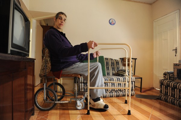 Mulher que sofre de gigantismo ganha andador no RS (Foto: Andreia Graiz/Diário Gaúcho)