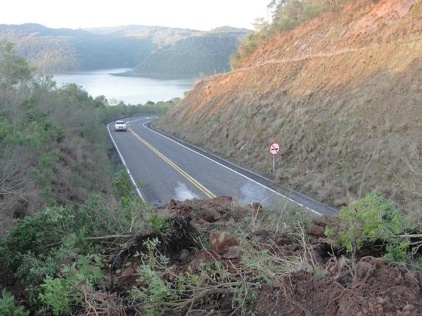 Deslizamento de terra atingiu veículo na serra catarinense, segundo bombeiros (Foto: Divulgação/Prefeitura de Pinhal da Serra)