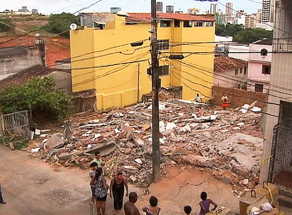 Prédio desaba no bairro de Macaúbas, em Salvdador (Foto: Reprodução/TV Bahia)