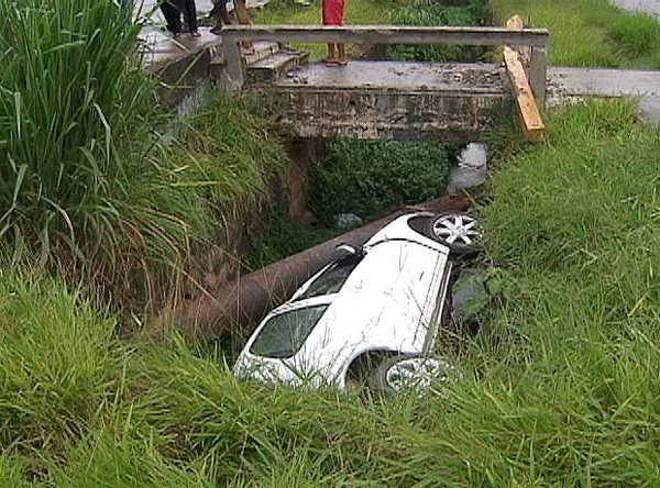 Carro cai em canal da Avenida Garibaldi (Foto: Reprodução/TV Bahia)