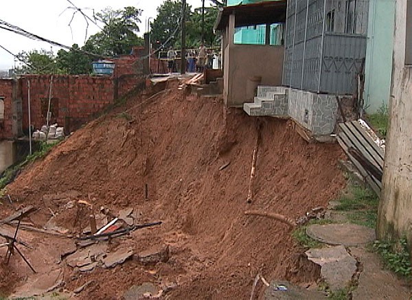 Chuva forte provoca desabamento no Santo Antônio Além do Carmo (Foto: Reprodução)