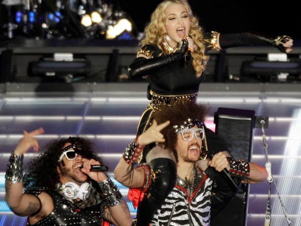Madonna canta no Super Bowl acompanhada da dupla LMFAO (Foto: AP/Charlie Riedel)