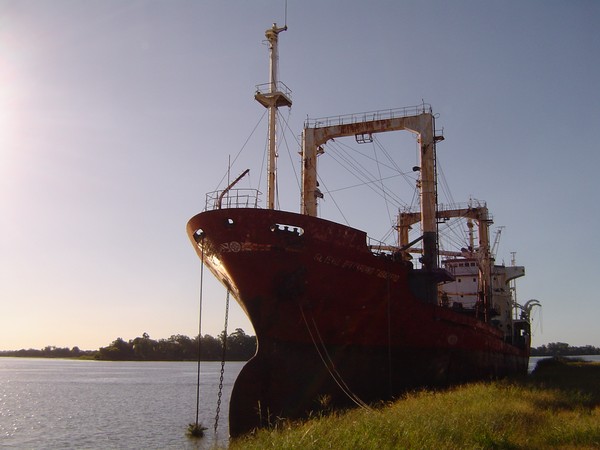 Embarcações paraguaias estão atracadas desde 1997 em Porto Alegre (Foto: Cristiane Franco/Divulgação)