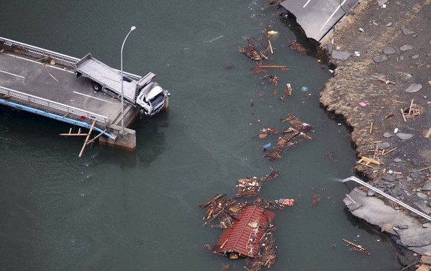 15 de março - Terremoto e tsunami deixaram ponte destruída em Ishinomaki, norte do Japão. (Foto: Hiroshi Adachi/AP)