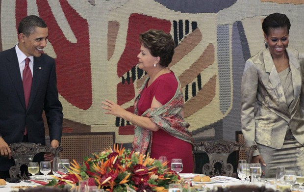 Barack e Michelle Obama se sentam à mesa no Itamaraty com a presidente Dilma Rousseff (Foto: AP)