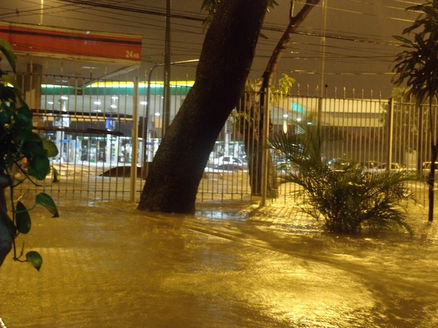 Resultado da chuva na Praça da Bandeira Rua Paraíba. (Foto: Júlia Santiago/VC no G1)