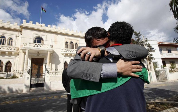 Líbios comemoram morte do ex-ditador Muammar Kadhafi em Malta. (Foto: Darrin Zammit Lupi/Reuters)