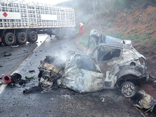 carro acidente com caminhão de gás (Foto: Divulgação/PRF)