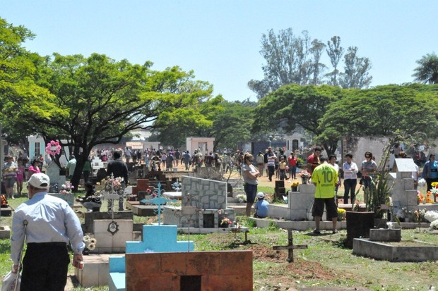 Cemitério do Cruzeiro, em Campo Grande, permaneceu movimentado durante toda a manhã (Foto: Felipe Bastos/G1 MS)