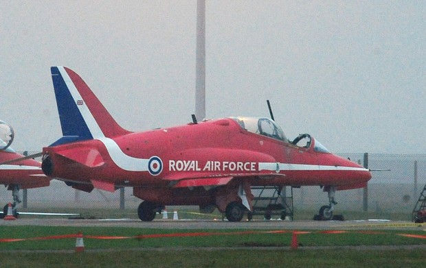 Avião sem a parte da frente da cabine é visto em Lincolnshire, na Inglaterra. (Foto: AP)