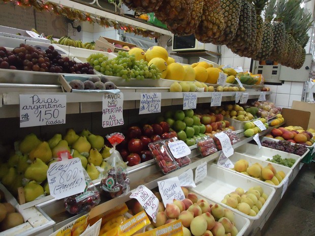 População prefere consumir produtos naturais como frutas em épocas de calor (Foto: Adriane Souza/G1)