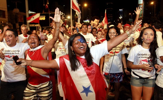 Eleitores festejam em Belém o resultado do plebiscito no Pará, que rejeitou a divisão do estado (Foto: Raimundo Paccó / Frame / Agência Estado)