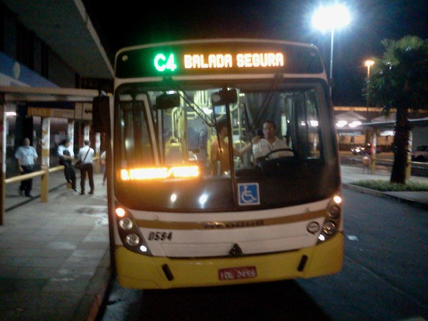 Ônibus da Balada Segura em Porto Alegre (Foto: Vinícius Rebello)