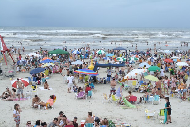 Beira da praia ficou lotada no litoral gaúcho (Foto: Gerson Antunes/RBS TV)