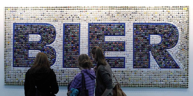 Mosaico feito com tampinhas de cerveja é exibido durante a Green Week, uma das maiores feiras de agricultura e culinária no mundo. 'Bier' quer dizer cerveja em alemão. (Foto: Fabrizio Bensch/Reuters)