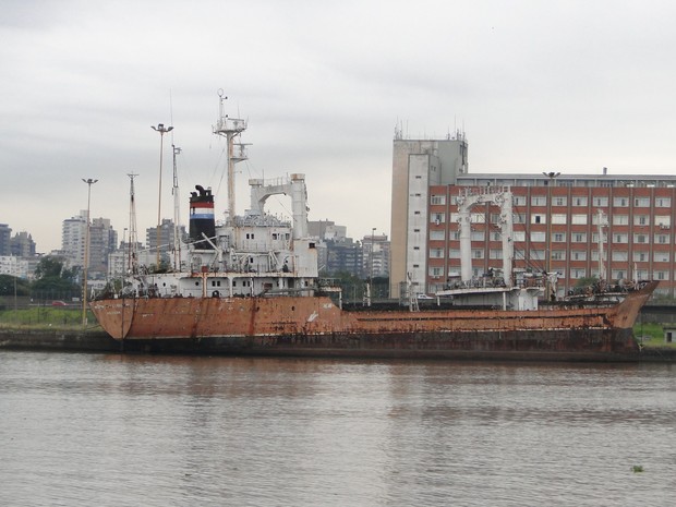 Embarcações paraguaias estão atracadas desde 1997 em Porto Alegre (Foto: Cristiane Franco/Divulgação)