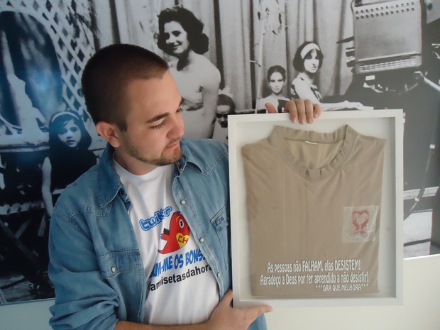 Empresário mostra camiseta que ganhou de voluntários numa rua de São Paulo (Foto: Adriane Souza/G1)