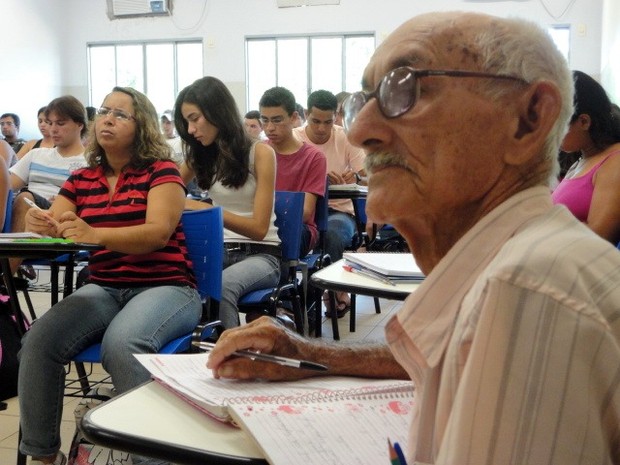 Aposentado de 86 anos é calouro em curso de matemática da UFMS (Foto: Alexandre Cabral/TV Morena)