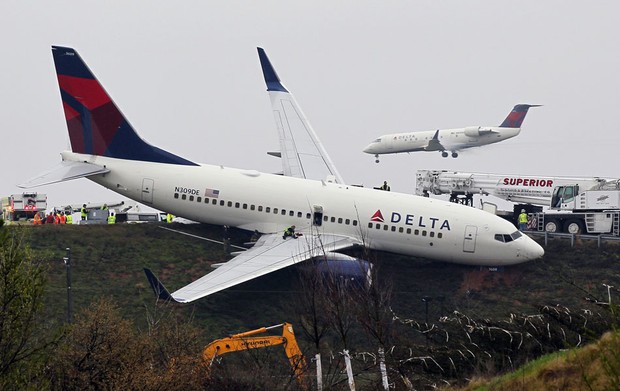 Avião da Delta Airlines saiu da pista após perder o freio em um teste feito por engenheiros da companhia no aeroporto de Atlanta. (Foto: AP/John Spink/Atlanta Journal-Constitution)