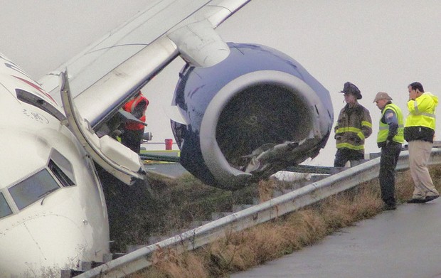 Oficiais do aeroporto observam avião acidentado (Foto: AP/John Spink/Atlanta Journal-Constitution)