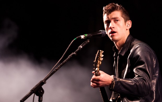 Vocalista e guitarrista do Arctic Monkeys, Alex Turner se apresenta com o grupo no Lollapalooza Br (Foto: Caio Kenji/G1)