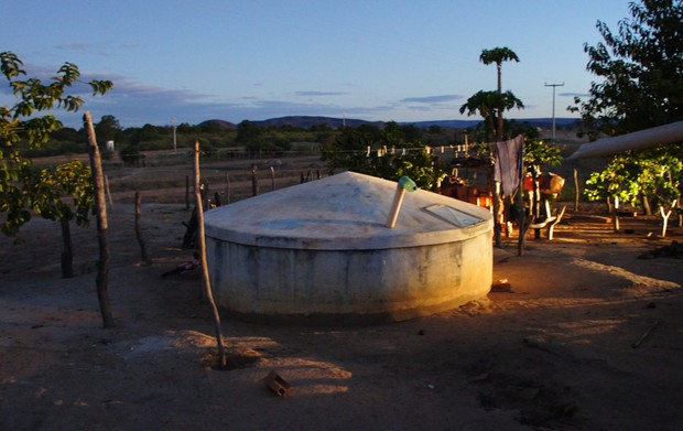 Cisterna construída no povoado de Pedrinhas, em Muquém de São Francisco (BA), com recursos do Ministério da Integração (Foto: Glauco Araújo/G1)