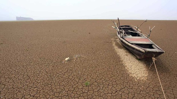 Barco é visto amarrado em superfície seca no que seria o lago Poyang, a leste da província de Jiangxi, na China. Região passa por longa seca. (Foto: Reuters)