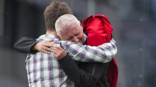 Sobrevivente de massacre na ilha de Utoeya, na Noruega, abraça o pai (Foto: Odd Andersen / AFP)