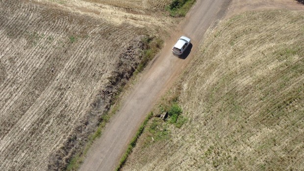 Motorista tentou despistar polícia por estrada de terra e foi perseguido de helicóptero (Foto: Divulgação/PRF-RS)