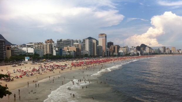 Praias ficam cheias em dia de feriado com sol no Rio (Foto: Tássia Thum / G1)