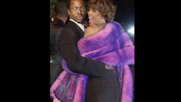 Whitney Houston e o marido, Bobby Brown, chegam para a festa da revista Vanity Fair depois da cerimônia do Oscar, em 2001 (Foto: Laura Rauch/AP)