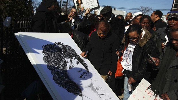 Fãs assinam cartaz com imagem de Whitney Houston nas proximidades da Igreja Batista New Hope (Foto: Shannon Stapleton/Reuters)